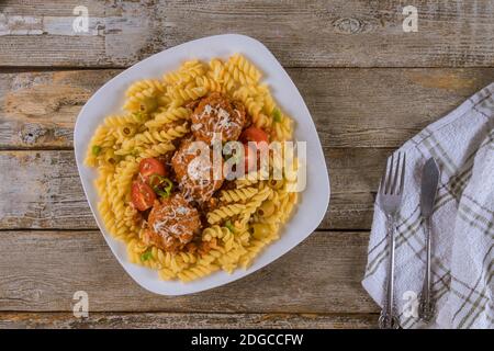 Rotini con polpette e marinara. Vista dall'alto Foto Stock