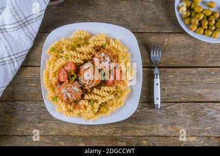 Polpette con pasta rotini in piatto bianco. Vista dall'alto Foto Stock