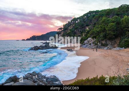 Girona, Spagna. 8 Dic 2020. Mare Mediterraneo ondulato al tramonto a Cala SA Boadella vicino a Lloret de Mar, Spagna. Credit: Dino Geromella / Alamy Live News Foto Stock