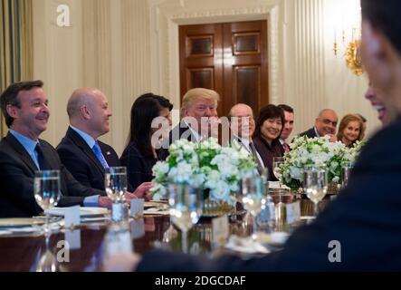 24 aprile 2017 - il presidente Donald Trump parla accanto all'ambasciatore degli Stati Uniti presso le Nazioni Unite Nikki Haley durante un pranzo di lavoro con gli ambasciatori del Consiglio di sicurezza delle Nazioni Unite nella Sala da pranzo di Stato della Casa Bianca. (Molly Riley/Polaris) Foto Stock