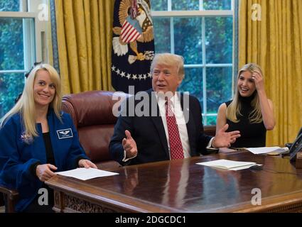 24 aprile 2017 - il presidente Donald Trump parla con sua figlia Ivanka e l'astronauta della NASA Kate Rubins, durante una videoconferenza con gli astronauti della NASA a bordo della Stazione spaziale Internazionale nell'Ufficio ovale della Casa Bianca. (Molly Riley/Polaris) Foto Stock