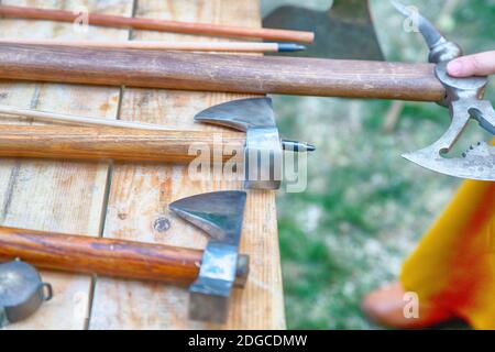 Set di ascia da battaglia Viking, set grande e piccolo di armi fredde da vicino sullo sfondo di un tavolo di legno Foto Stock