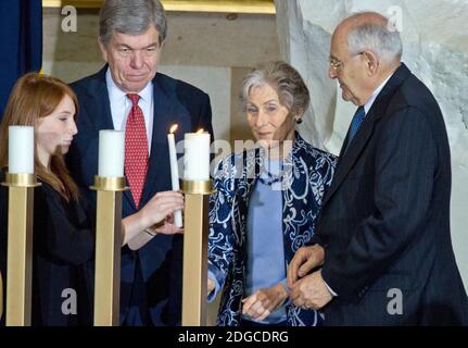 Partecipanti alla cerimonia di illuminazione delle candele, da sinistra a destra: Shira Godin, un sophomore alla Charles E. Smith Jewish Day School di Rockville, Maryland; il senatore degli Stati Uniti Roy Blunt (repubblicano del Missouri); Ruth Bernstein, Survivor dell'Olocausto; e Peter Feigl, Survivor dell'Olocausto; A seguito delle osservazioni del presidente americano Donald J. Trump alla cerimonia di commemorazione nazionale dei giorni della memoria nella rotonda del Campidoglio degli Stati Uniti a Washington, DC, USA, martedì 25 aprile 2017. L'osservanza fa parte delle più grandi cerimonie Yom HaShoah o del giorno della memoria dell'Olocausto in tutto il mondo. Foto Foto Stock