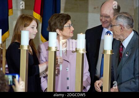 Partecipanti alla cerimonia di illuminazione delle candele, da sinistra a destra: Shira Godin, un sophomore alla Charles E. Smith Jewish Day School di Rockville, Maryland; Ania Drimer, Survivor dell'Olocausto; il senatore degli Stati Uniti Chris Coons (democratico del Delaware); e Marcel Drimer, Survivor dell'Olocausto; A seguito delle osservazioni del presidente americano Donald J. Trump alla cerimonia di commemorazione nazionale dei giorni della memoria nella rotonda del Campidoglio degli Stati Uniti a Washington, DC, USA, martedì 25 aprile 2017. L'osservanza fa parte delle più grandi cerimonie Yom HaShoah o del giorno della memoria dell'Olocausto in tutto il mondo. Foto Foto Stock