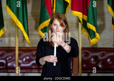 Shira Godin, un soprhomore alla Charles E. Smith Jewish Day School di Rockville, Maryland, partecipa a una cerimonia di illuminazione a candela in seguito alle osservazioni del presidente degli Stati Uniti Donald J. Trump alla cerimonia di commemorazione nazionale dei giorni della memoria nella rotonda del Campidoglio degli Stati Uniti a Washington, DC, USA, Martedì 25 aprile 2017. L'osservanza fa parte delle più grandi cerimonie Yom HaShoah o del giorno della memoria dell'Olocausto in tutto il mondo. Foto di Ron Sachs/CNP/ABACAPRESS.COM Foto Stock