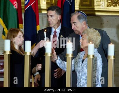 Partecipanti alla cerimonia di illuminazione delle candele, da sinistra a destra: Shira Godin, sophomore alla Charles E. Smith Jewish Day School di Rockville, Maryland; rappresentante degli Stati Uniti David Kustoff (repubblicano del Tennessee); Emanuel Mandel, Survivor dell'Olocausto; e Irene Weiss, Survivor dell'Olocausto; A seguito delle osservazioni del presidente americano Donald J. Trump alla cerimonia di commemorazione nazionale dei giorni della memoria nella rotonda del Campidoglio degli Stati Uniti a Washington, DC, USA, martedì 25 aprile 2017. L'osservanza fa parte delle più grandi cerimonie Yom HaShoah o del giorno della memoria dell'Olocausto intorno al Foto Stock