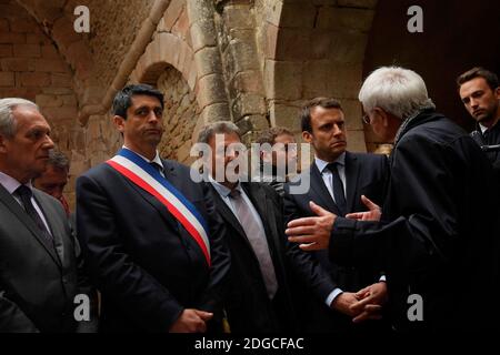 Philippe LACROIX, sindaco di Oradour sur Glane, Robert Hébras, ultimo sopravvissuto vivente del massacro del 1944, durante la visita del presidente speranzoso Emmanuel Macron, dove il candidato presidenziale ha reso omaggio alle 642 vittime del massacro del 1944, ad Oradour sur Glace, in Francia, il 28 aprile 2017. Foto di Magnum/ABACAPRESS.COM Foto Stock