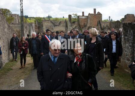 Robert Hébras, ultimo sopravvissuto vivente del massacro del 1944 con Emmanuel MACRON e Philippe LACROIX, sindaco di Oradour sur Glane, in occasione della visita del presidente fiducioso Emmanuel Macron, dove il candidato presidenziale ha reso omaggio alle 642 vittime del massacro del 1944, ad Oradour sur Glace, Francia, Il 28 aprile 2017. Foto di Magnum/ABACAPRESS.COM Foto Stock