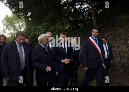 Philippe LACROIX, sindaco di Oradour sur Glane, Emmanuel MACRON e Robert Hébras, ultimo sopravvissuto vivente del massacro del 1944, durante la visita del presidente fiducioso Emmanuel Macron, dove il candidato presidenziale ha reso omaggio alle 642 vittime del massacro del 1944, a Oradour sur Glace, Francia, il 28 aprile; 2017. Foto di Magnum/ABACAPRESS.COM Foto Stock