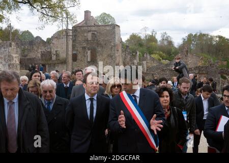 Philippe LACROIX, Sindaco di Oradour sur Glane e Emmanuel MACRON durante la visita del presidente speranzoso Emmanuel Macron, dove il candidato presidenziale ha reso omaggio alle 642 vittime del massacro del 1944, a Oradour sur Glace, Francia, il 28 aprile 2017. Foto di Magnum/ABACAPRESS.COM Foto Stock