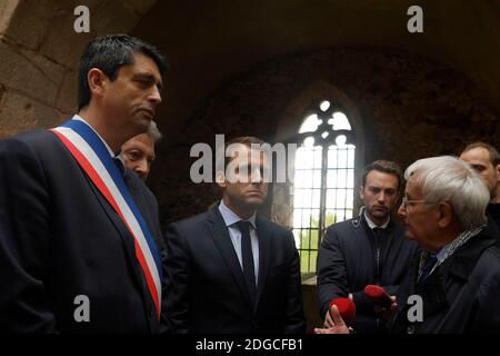 Philippe LACROIX, sindaco di Oradour sur Glane; Emmanuel Macron e Robert Hébras, ultimo sopravvissuto vivente del massacro del 1944, durante la visita del presidente fiducioso Emmanuel Macron, dove il candidato presidenziale ha reso omaggio alle 642 vittime del massacro del 1944, ad Oradour sur Glace, in Francia, il 28 aprile 2017. Foto di Magnum/ABACAPRESS.COM Foto Stock