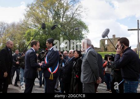 Philippe LACROIX, Sindaco di Oradour sur Glane e Emmanuel MACRON durante la visita del presidente speranzoso Emmanuel Macron, dove il candidato presidenziale ha reso omaggio alle 642 vittime del massacro del 1944, a Oradour sur Glace, Francia, il 28 aprile 2017. Foto di Magnum/ABACAPRESS.COM Foto Stock