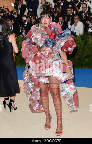 Rihanna arrivando al Costume Institute beneficiare al Metropolitan Museum of Art per celebrare l'apertura di Rei Kawakubo/Comme des Garcons: Art of the in-between a New York City, NY, USA, il 1 maggio 2017. Foto di Aurore Marechal/ABACAPRESS.COM Foto Stock