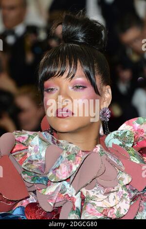 Rihanna arrivando al Costume Institute beneficiare al Metropolitan Museum of Art per celebrare l'apertura di Rei Kawakubo/Comme des Garcons: Art of the in-between a New York City, NY, USA, il 1 maggio 2017. Foto di Aurore Marechal/ABACAPRESS.COM Foto Stock