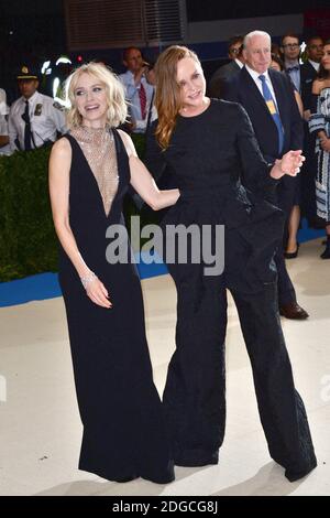 Naomi Watts e Stella McCartney che arrivano al Costume Institute beneficiano al Metropolitan Museum of Art per celebrare l'apertura di Rei Kawakubo/Comme des Garcons: Art of the in-between a New York City, NY, USA, il 1 maggio 2017. Foto di Aurore Marechal/ABACAPRESS.COM Foto Stock