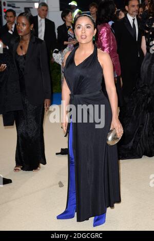 Salma Hayek arrivando al Costume Institute beneficiare al Metropolitan Museum of Art per celebrare l'apertura di Rei Kawakubo / Comme des Garcons: Art of the in-between a New York City, NY, USA, il 1 ° maggio 2017. Foto di Aurore Marechal/ABACAPRESS.COM Foto Stock