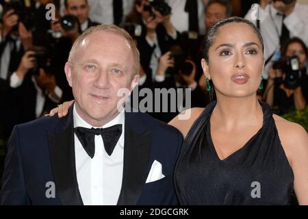 Francois-Henri Pinault e Salma Hayek che arrivano al Costume Institute beneficiare al Metropolitan Museum of Art per celebrare l'apertura di Rei Kawakubo / Comme des Garcons: Art of the in-between a New York City, NY, USA, il 1 maggio 2017. Foto di Aurore Marechal/ABACAPRESS.COM Foto Stock