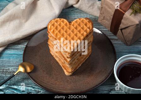 Cialde a forma di cuore su sfondo festivo. Foto Stock