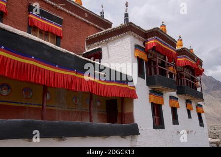 Il Monastero di Diskit, noto anche come Deskit Gompa o Diskit Gompa, è il più antico e più grande monastero buddista della Valle di Nubra. Appartiene alla setta Gelugpa del Buddismo tibetano. Ladakh, Jammu e Kashmir, India Foto Stock