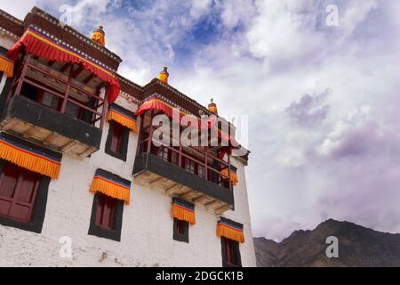 Il Monastero di Diskit, noto anche come Deskit Gompa o Diskit Gompa, è il più antico e più grande monastero buddista della Valle di Nubra. Appartiene alla setta Gelugpa del Buddismo tibetano. Ladakh, Jammu e Kashmir, India Foto Stock