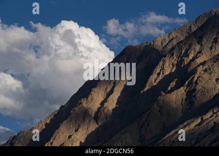 Paesaggio montano dell'Himalaya visto da Hundator nella Valle di Nubra. Ladakh, Jammu e Kashmir, India Foto Stock