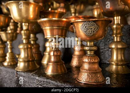 Candele votive rituali, Royal Shey Palace, Shey, Ladakh, Jammu e Kashmir, India Foto Stock