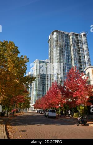 Vancouver Yaletown Condo Towers. Una strada di Yaletown lungo il bordo di False Creek a Vancouver. British Columbia, Canada. Foto Stock