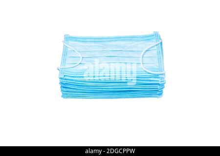 Pila di maschera medica blu isolato su sfondo bianco. Maschera di sovrapposizione. Maschera di pila. Maschere facciali monouso isolate su bianco. Protezione del set di oggetti isolato Foto Stock