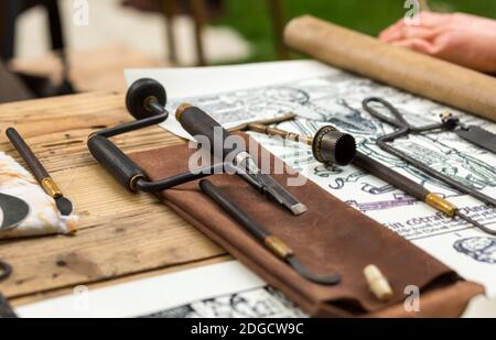 Strumenti medici medievali per eseguire un'operazione chirurgica da vicino Foto Stock