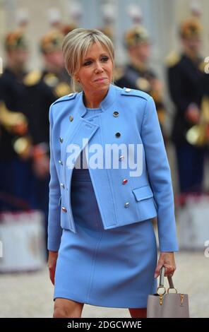 Nuova prima Signora Brigitte Macron in arrivo quando il nuovo presidente francese Emmanuel Macron è installato a Elysee Palace, Parigi, Francia il 14 maggio 2017. Foto di Christian Liegi/ABACAPRESS.COM Foto Stock