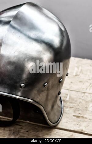 Casco di protezione in ferro rotondo dei supporti da primo piano del guerriero medievale sul tavolo Foto Stock