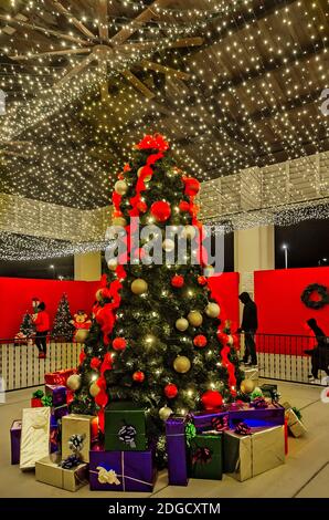 Un albero di Natale si trova al Harbour Market Pavilion di Jones Park, 5 dicembre 2020, a Gulfport, Mississippi. Foto Stock