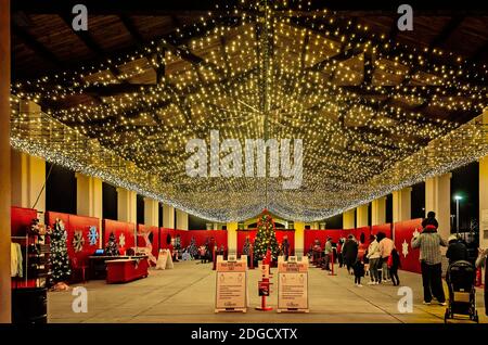 Genitori e bambini aspettano in coda per vedere Babbo Natale al Harbour Market Pavilion di Jones Park, 5 dicembre 2020, a Gulfport, Mississippi. Foto Stock