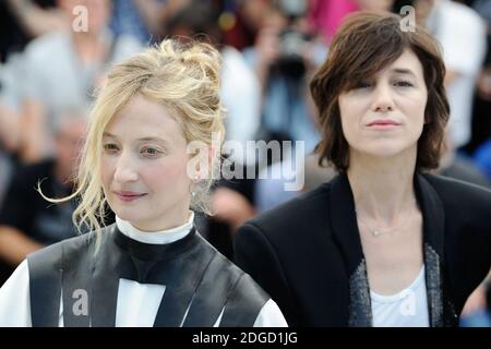 Alba Rohrwacher e Charlotte Gainsbourg partecipano alla fotocellula Les Fantomes d'Ismael nell'ambito del 70° Festival del Cinema di Cannes, in Francia, il 17 maggio 2017. Foto di Aurore Marechal/ABACAPRESS.COM Foto Stock