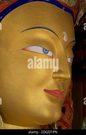 Dettaglio della grande scultura del Buddha Maitreya. Thikse monastero, Thikse, Ladakh, Jammu e Kashmir, India. Il futuro Buddha Foto Stock