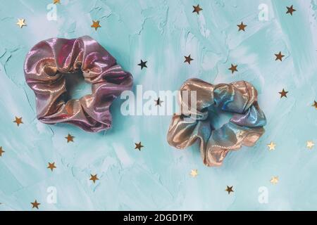 Due scrunchies olografici alla moda e stelle d'oro Foto Stock