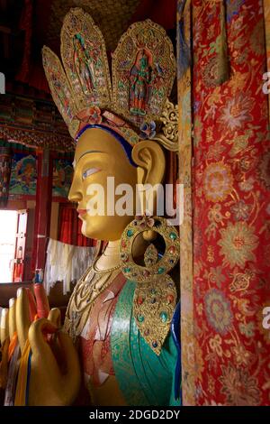 Dettaglio della grande scultura del Buddha Maitreya. Thikse monastero, Thikse, Ladakh, Jammu e Kashmir, India. Il futuro Buddha Foto Stock