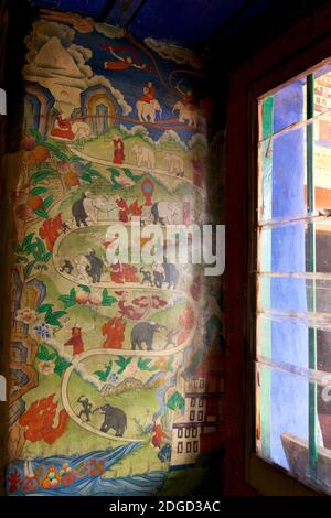 Dipinto buddista tibetano su un muro, il monastero di Likir, raffigurante il percorso verso l'illuminazione. Nel buddismo, gli elefanti simboleggiano la forza mentale su questo cammino. Essi sono tranquilli e obbedienti, feroci e inarrestabili una volta posti su un sentiero; e hanno orecchie capaci di ascoltare il Dharma. All'inizio della pratica, la mente incontrollata è simboleggiata da un elefante grigio, da un urlo, da un praticante dell'acqua, e da una mente addomesticata, la mente controllata è simboleggiata da un elefante bianco, forte e potente, che può essere diretto verso la liberazione. Likir, Ladakh, India Foto Stock