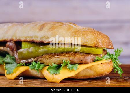 Sandwich con lattuga, fette di sottaceti e formaggio. Foto Stock