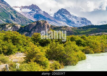 Vista sulla splendida montagna con fiume a Los Glaciares National Parco a El Chalten Foto Stock