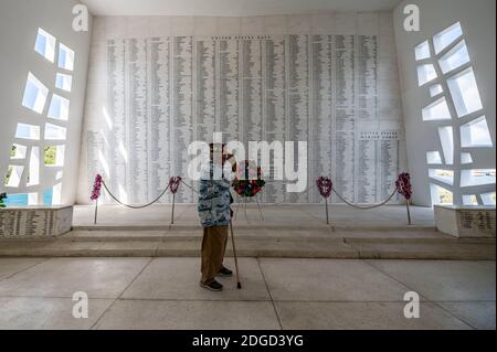 Honolulu, Stati Uniti d'America. 07 dicembre 2020. Honolulu, Stati Uniti d'America. 07 dicembre 2020. Wendel Neuman, un veterano della seconda guerra mondiale, saluta dopo aver posto un lei nella sala del santuario della USS Arizona Memorial come parte della 79a cerimonia del giorno della memoria di Pearl Harbor al Pearl Harbor National Memorial 7 dicembre 2020 a Honolulu, Hawaii. Credito: MC2 Charles OKI/US Navy/Alamy Live News Foto Stock