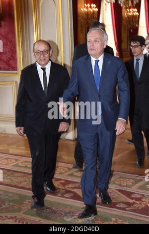 Il ministro degli Esteri francese uscente Jean-Marc Ayrault con Jean-Yves le Drian, ministro della Difesa uscente, nominato ministro degli Esteri e ministro per l'Europa, durante una cerimonia di consegna. Parigi, Francia, 17 maggio 2017. Foto di Pool/ABACAPRESS.COM Foto Stock