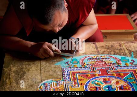 Monaco al monastero di Lamayuru, Ladakh creando un mandala di sabbia colorata. Lamayooro, Ladakh, Jammu e Kashmir, India. Un mandala di sabbia è ritualistico Foto Stock