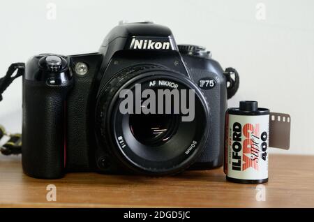 Nikon F75 35mm fotocamera e Ilford XP2 pellicola. Foto Stock