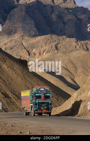 Un camion colorato sulla strada da Kargil a Leh vicino al passo Fotu-la, Ladakh, Jammu e Kashmir, India settentrionale Foto Stock
