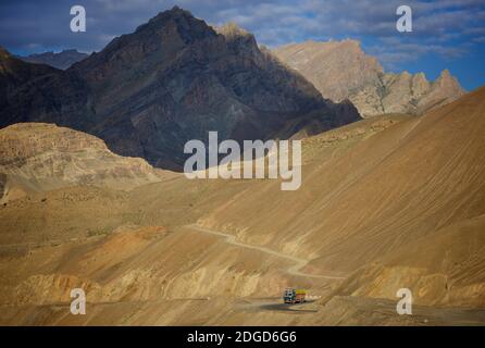 La luce del sole di mattina illumina le cime di montagna accanto alla strada Leh a Srinagar vicino al Passo Fotu-la, Ladakh, Jammu e Kashmir, India. Carrello in autostrada. Foto Stock