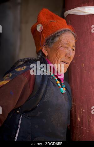 Donne ladakhi in abito tradizionale e cappello al festival di Karsha Gustor, celebrato al monastero di Karsha, vicino Padum Zanskar Valley, Ladakh, Jammu e Kashmir, India settentrionale Foto Stock