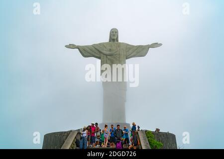 I turisti scattano foto di fronte all'iconico Cristo Statua del Redentore Foto Stock