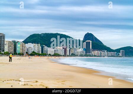 Vista sulla spiaggia di Copacabana a Rio de Janeiro Foto Stock
