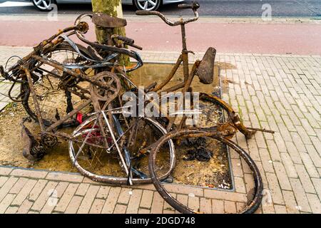 Vecchie bici arrugginite abbandonate Foto Stock